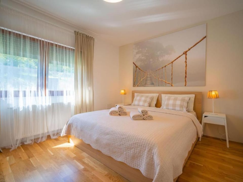 Bed, Bedroom, towels