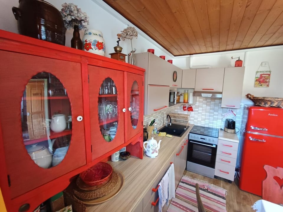 Coffee/tea facilities, Kitchen or kitchenette, Decorative detail, Seating area, stove, toaster, kitchen