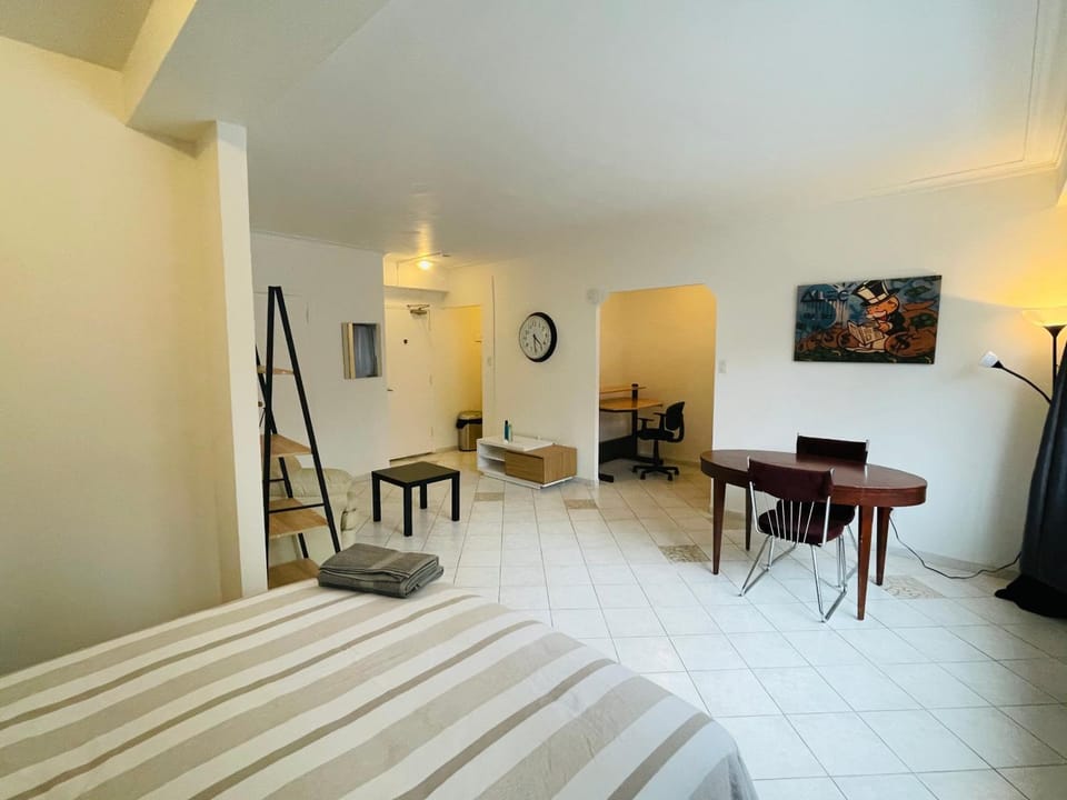 Stylish Montreal Apartment: Comfortable Stay in the Golden Square Mile Apartment in Montreal