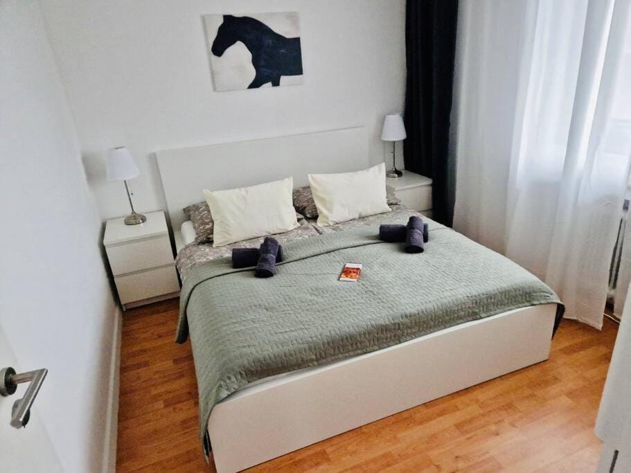 Bed, Photo of the whole room, Bedroom, towels