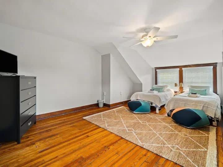 19th Century 'Cleveland Double' - Walk To Beach Apartment in Cleveland Heights