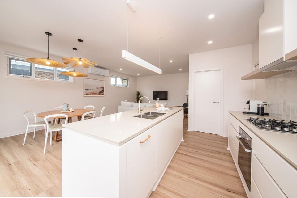 Coffee/tea facilities, Dining area, dishwasher, kitchen
