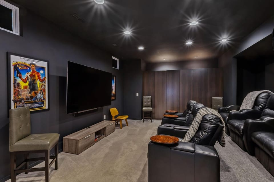 Luxuary Tremont Home - Movie Room, Pet & Baby Friendly House in Cleveland Heights