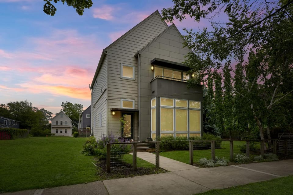 Luxuary Tremont Home - Movie Room, Pet & Baby Friendly House in Cleveland Heights