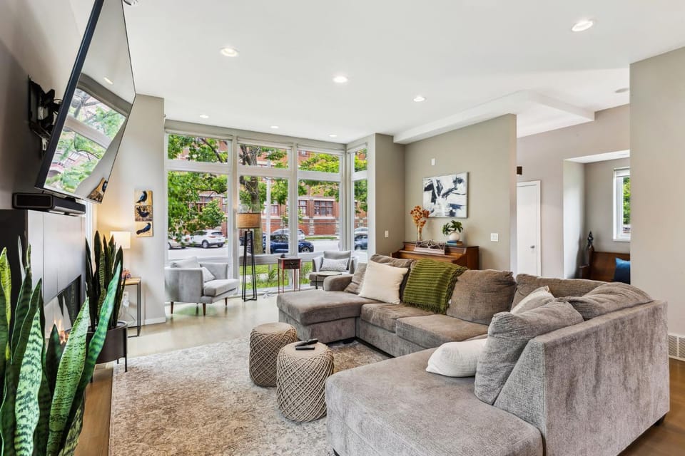 Luxuary Tremont Home - Movie Room, Pet & Baby Friendly House in Cleveland Heights