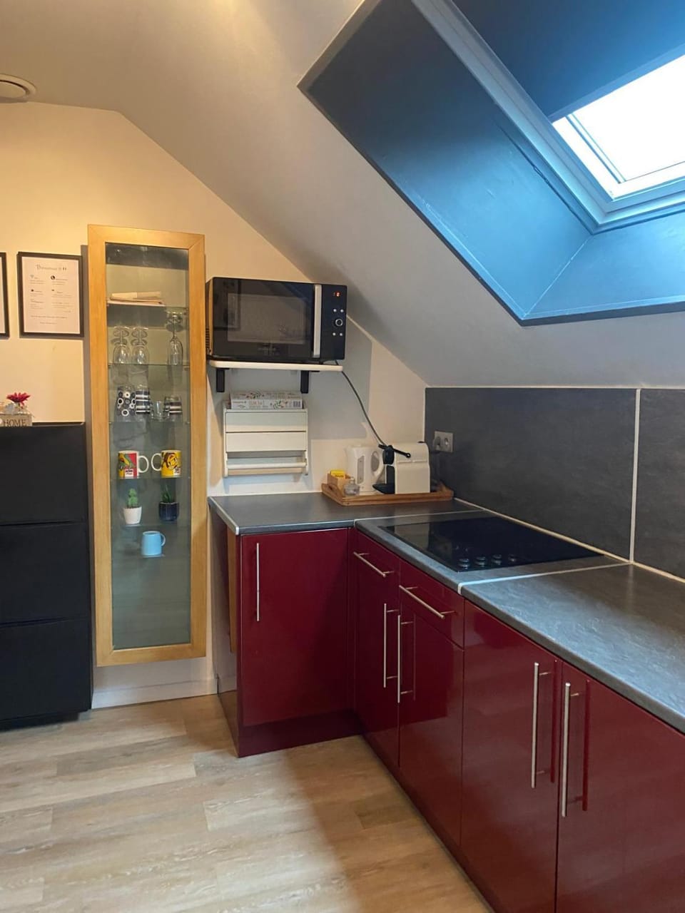 Kitchen or kitchenette, minibar, stove