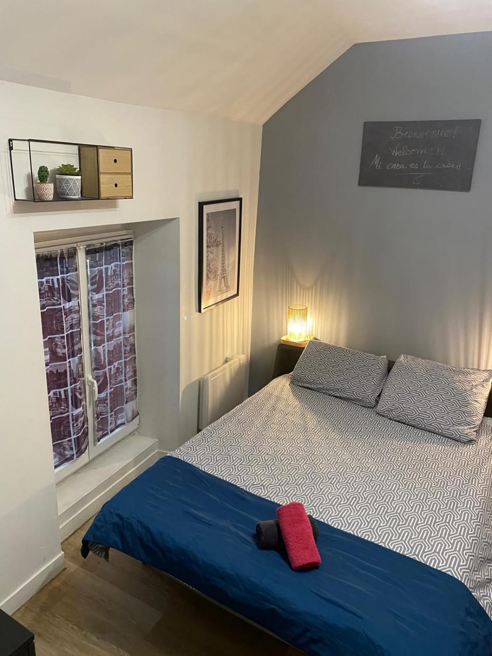 Bed, Photo of the whole room, towels