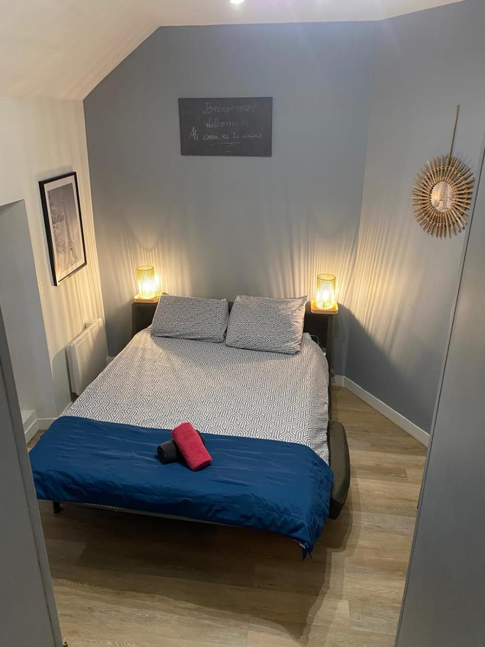 Bed, Bedroom, towels