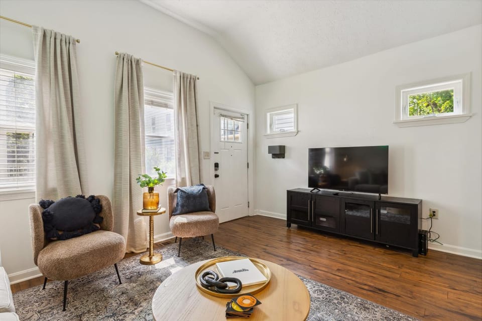 Newly Renovated Tremont Treasure I Cozy + Modern House in Cleveland Heights