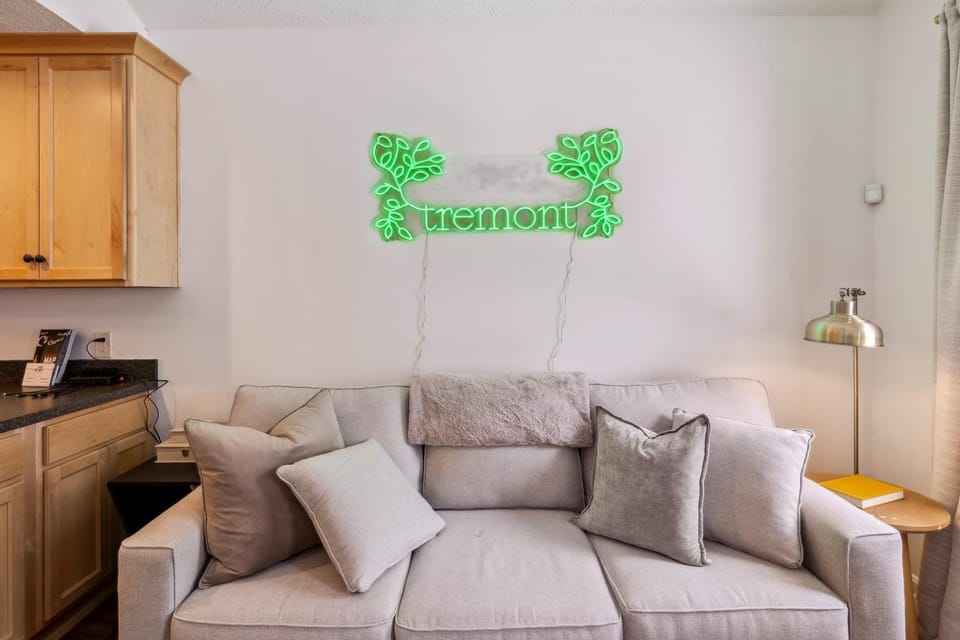 Newly Renovated Tremont Treasure I Cozy + Modern House in Cleveland Heights