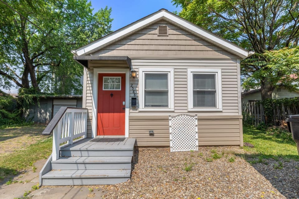 Newly Renovated Tremont Treasure I Cozy + Modern House in Cleveland Heights