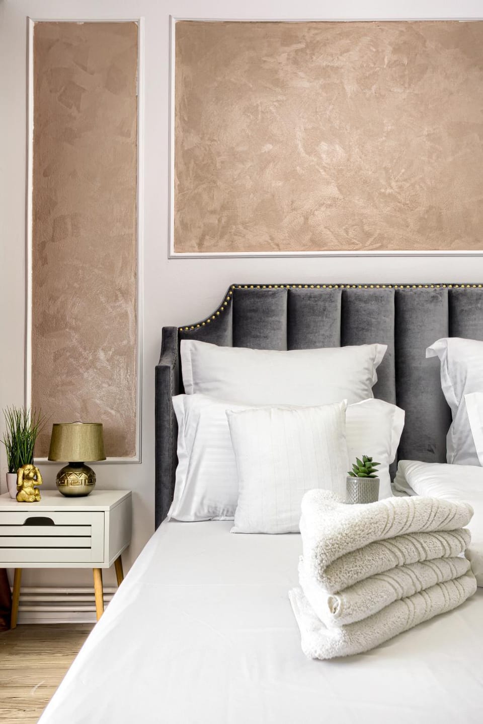 Bed, Bedroom, towels