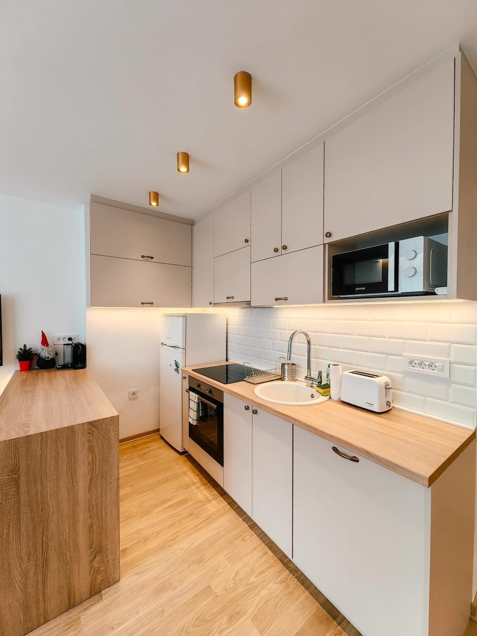 Kitchen or kitchenette, dishwasher, microwave, minibar, oven, stove, toaster