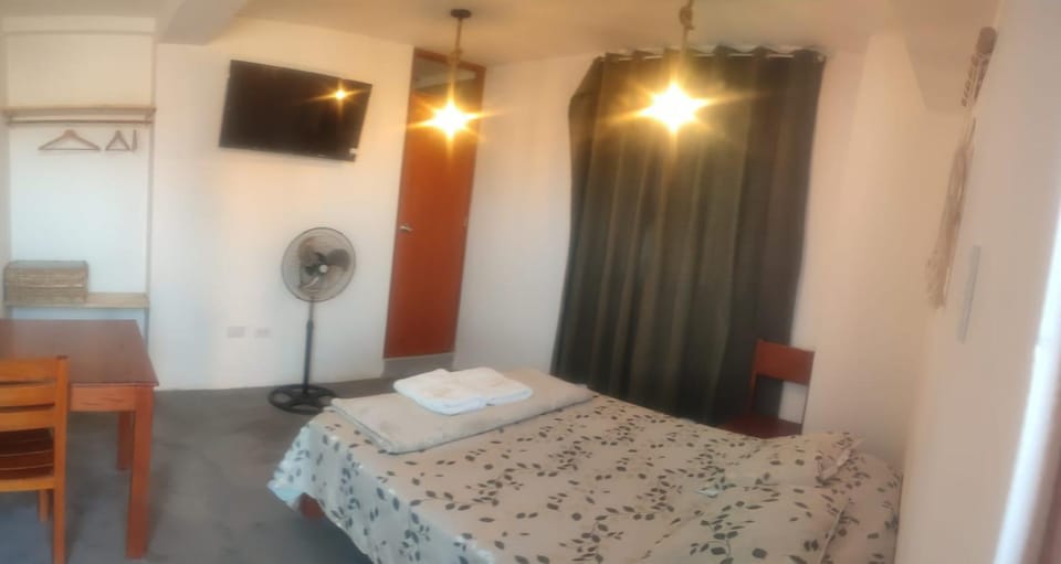 Bed, TV and multimedia, Photo of the whole room, Bedroom, towels