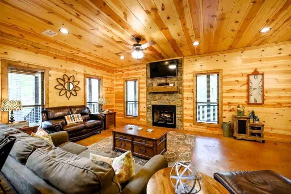 Cul-de-sac Cabin - Pool Table-Hot tub-Pet Friendly Cabin in Oklahoma