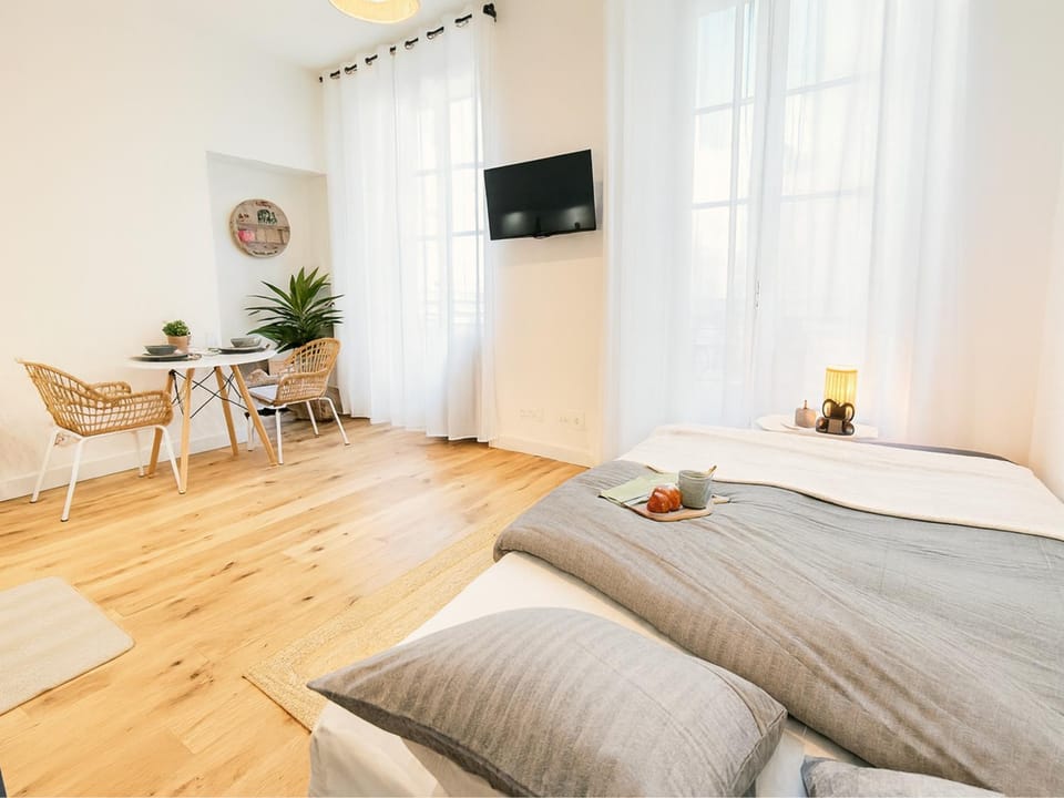 Bed, TV and multimedia, Living room, Seating area, Bedroom