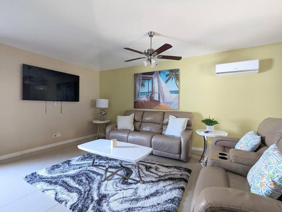 TV and multimedia, Living room, Seating area, Evening entertainment, air conditioner