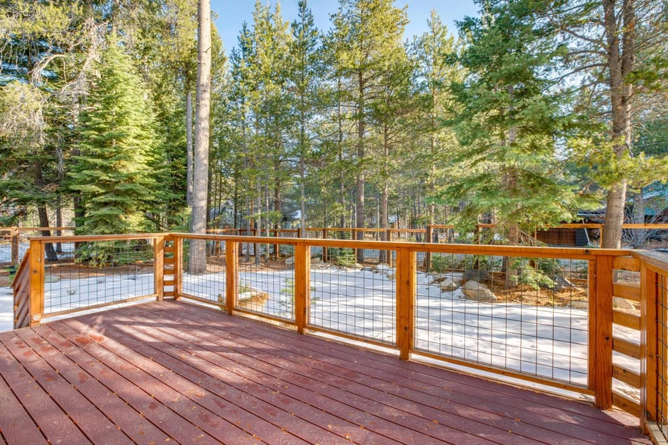 < 1 Mi to Beach: Peaceful Studio w/ Deck in Tahoma Apartment in Lake Tahoe
