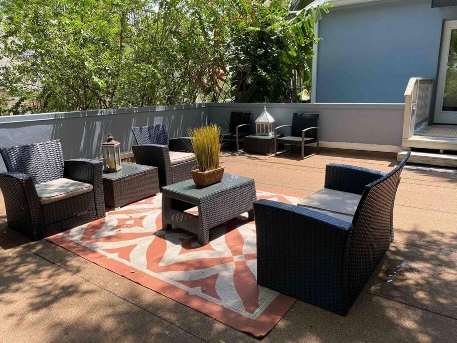 Nawlins vibe with rooftop verandah near Riverwalk and downtown House in Tampa