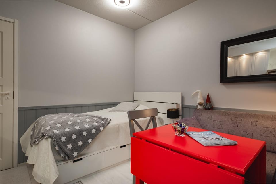 Bed, Living room, Photo of the whole room, Seating area, Dining area, Bedroom, hair dresser