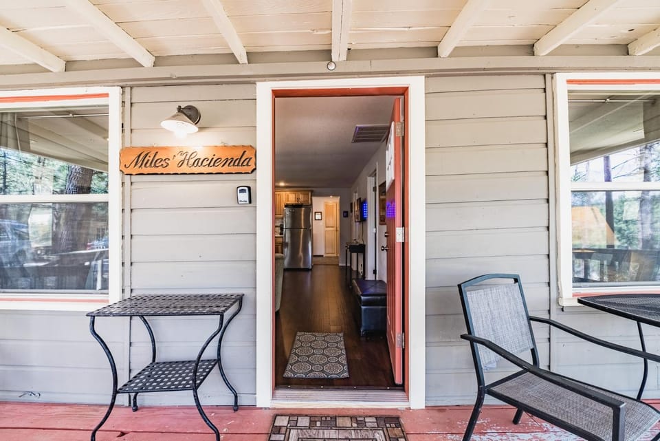 Miles Hacienda: Beautifully Remodeled, Centrally Located Ruidoso Cottage House in Ruidoso