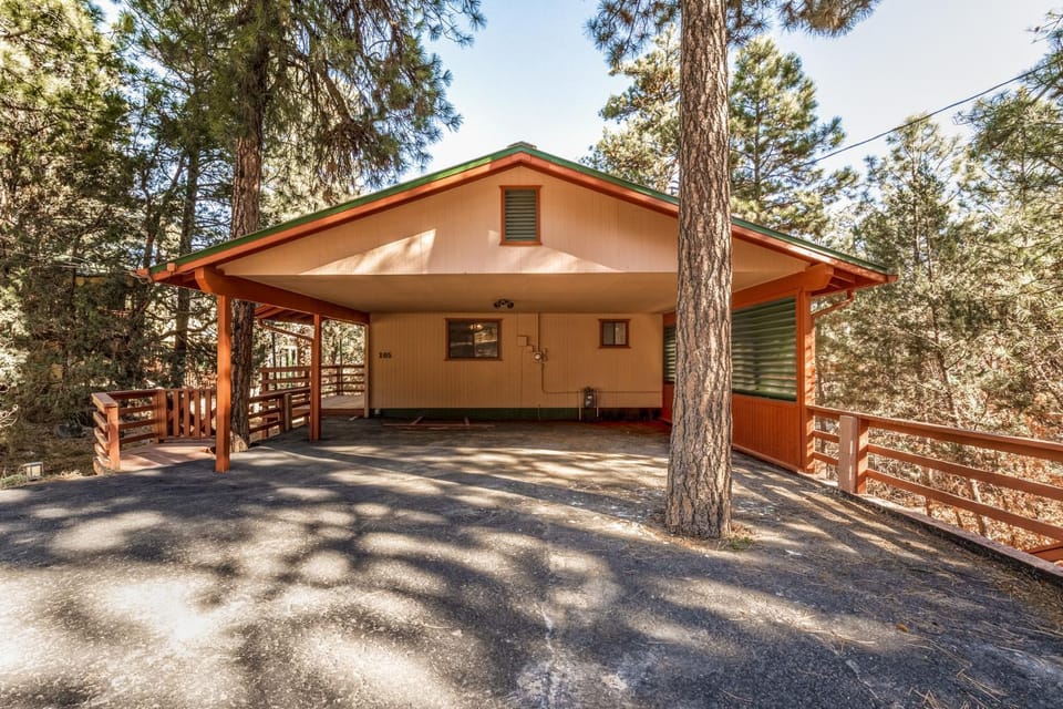 Pine View Lodge: A Lovely Dog Friendly 3 Bedroom within Walking Distance to Midtown! House in Ruidoso