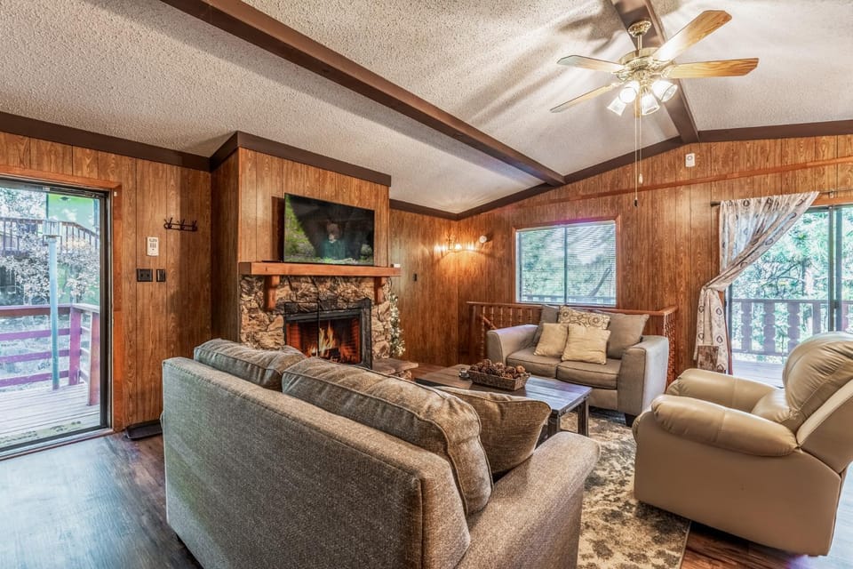 Pine View Lodge: A Lovely Dog Friendly 3 Bedroom within Walking Distance to Midtown! House in Ruidoso