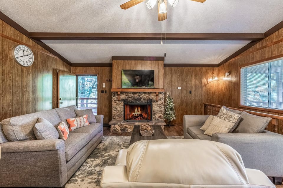 Pine View Lodge: A Lovely Dog Friendly 3 Bedroom within Walking Distance to Midtown! House in Ruidoso