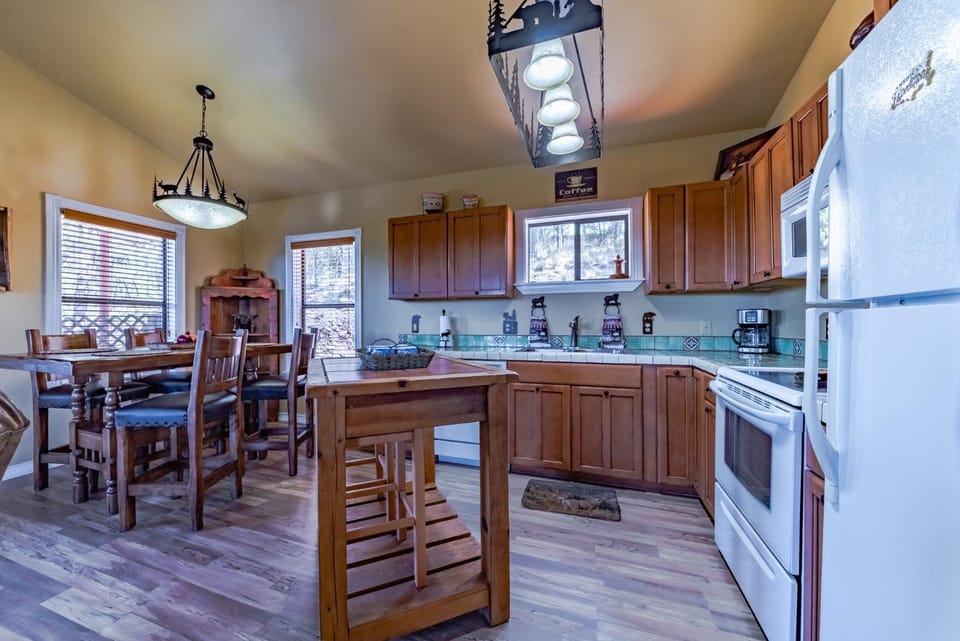 Rain Dance Retreat: Updated 2 Bedroom, 2 Bath Cabin with a Private Hot Tub and Views For Days! Cabin in Ruidoso