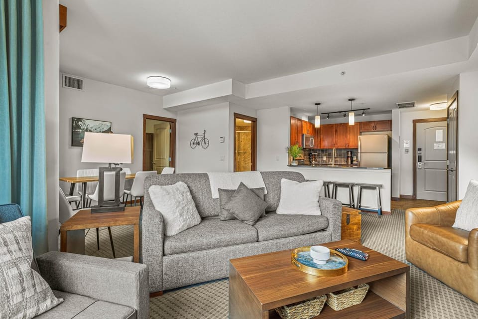 Kitchen or kitchenette, Living room, Seating area, Dining area, oven, stove