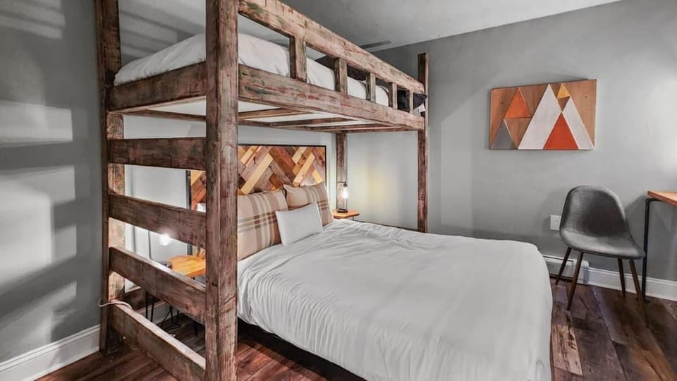Stylish 2BD 5 Min to Ski Lift and Downtown House in Breckenridge