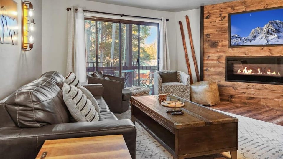 Stylish 2BD 5 Min to Ski Lift and Downtown House in Breckenridge