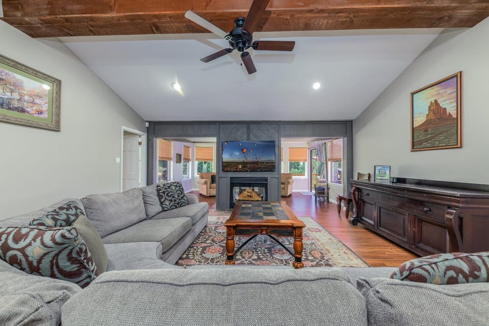 Salted Rim: 4 Bedrooms with a Hot Tub and Game Room House in Ruidoso
