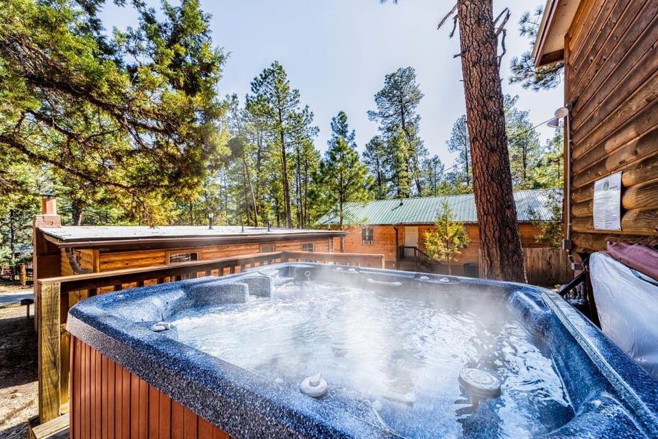 Sleepin' Inn: Quaint Upper Canyon One Bedroom With a Hot tub! House in Ruidoso