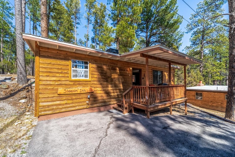 Sleepin' Inn: Quaint Upper Canyon One Bedroom With a Hot tub! House in Ruidoso
