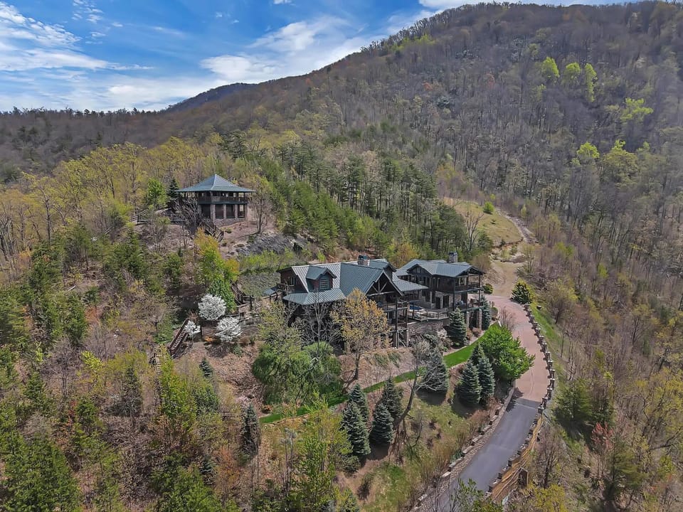 Scenic Views Estate Villa in Sevier County