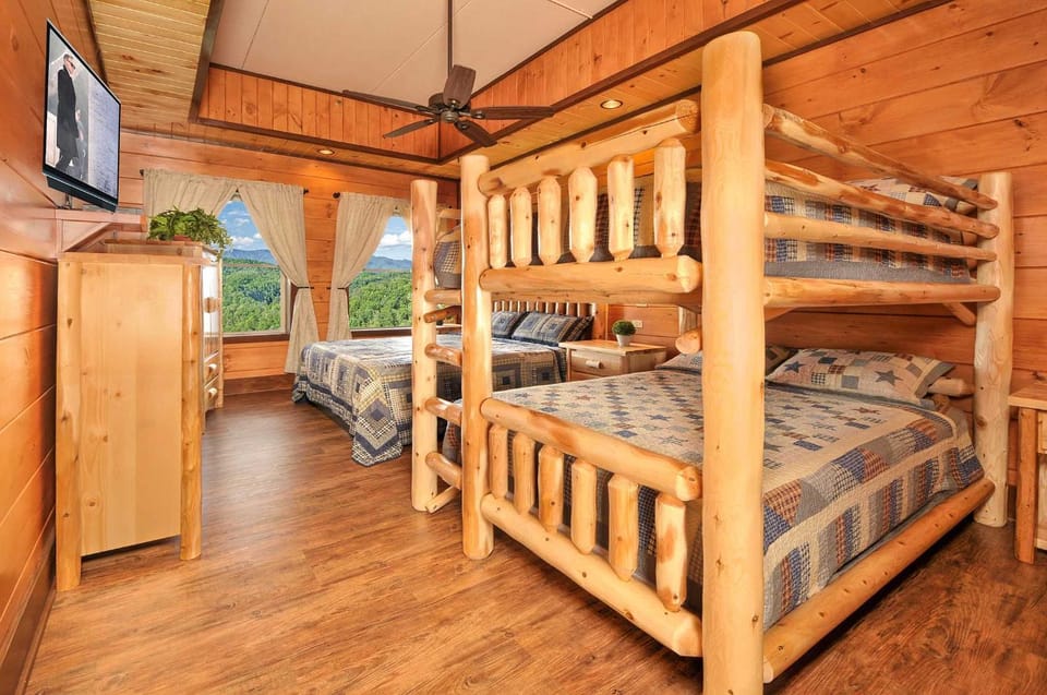 SkyView Mansion:13bdrm, 17bath, Sleeps 70, Indoor Pool, Amazing Views Villa in Sevier County