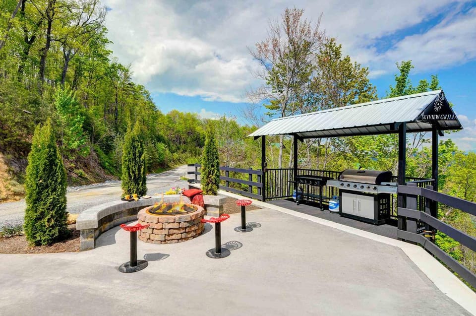SkyView Mansion:13bdrm, 17bath, Sleeps 70, Indoor Pool, Amazing Views Villa in Sevier County
