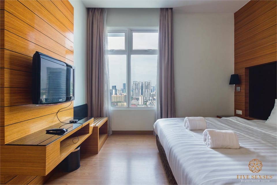 Bed, TV and multimedia, View (from property/room), Bedroom, towels