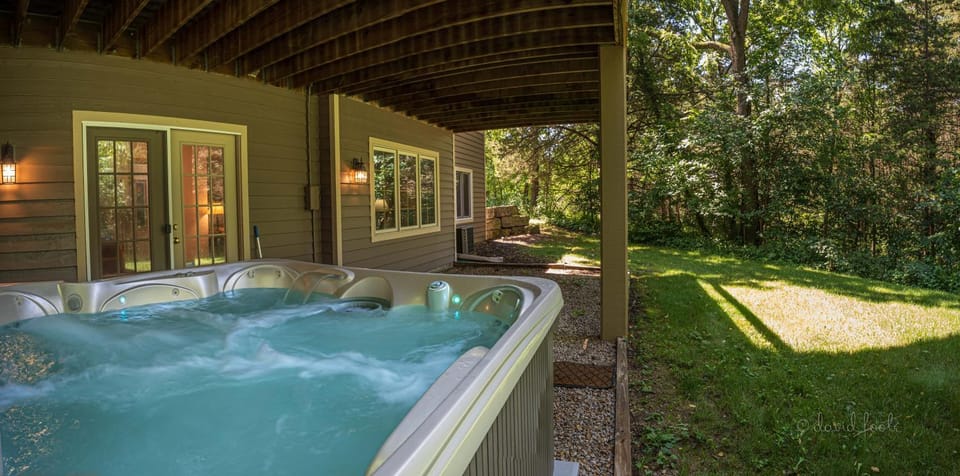 Patio, Day, Natural landscape, Garden, Hot Tub