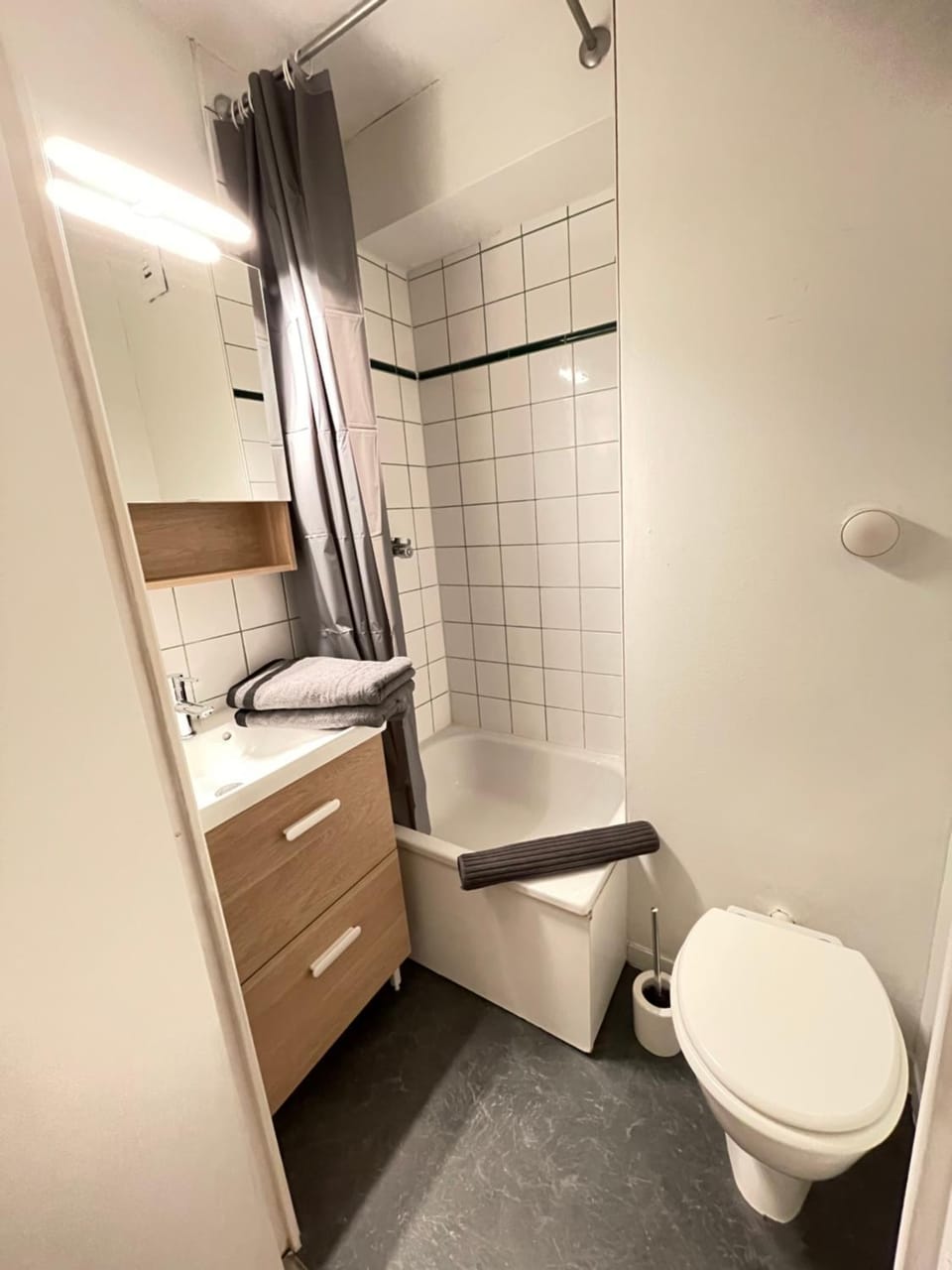 Shower, Toilet, Bathroom, towels