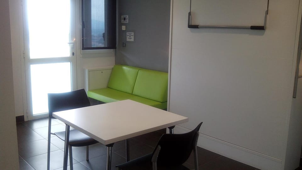 Day, Seating area