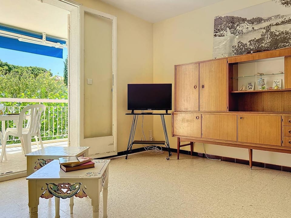 Appartement T2 avec Terrasse - Accès Direct Plage des Lecques, Parking, Équipé pour 2-4 Personnes - FR-1-770-8 Apartment in La Cadière-d'Azur