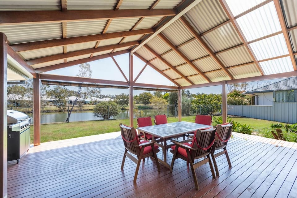 Oyster Cove Sunset - Canal Living - Stone Real Estate Yamba House in Yamba