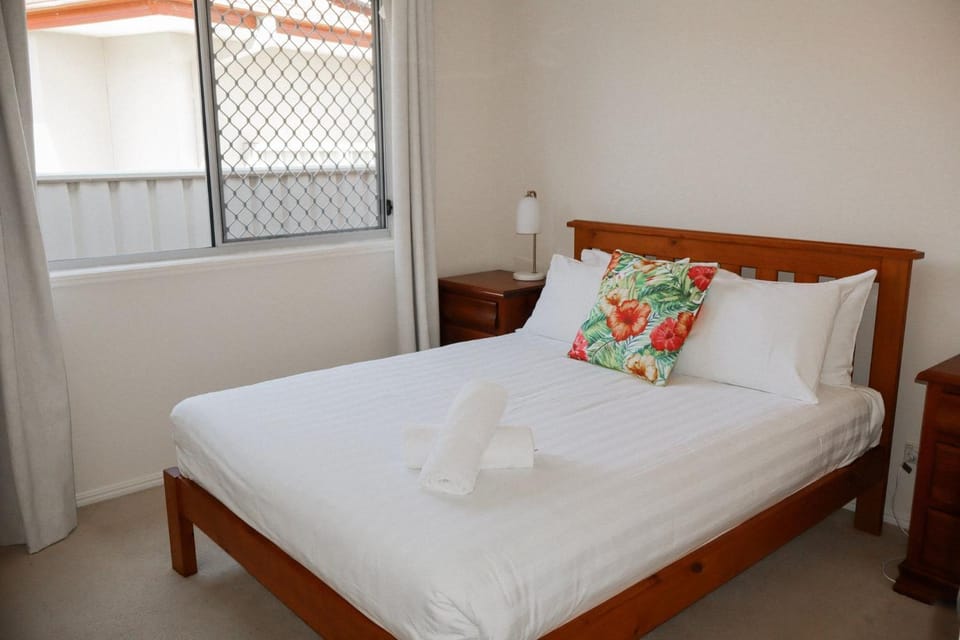 Oyster Cove Sunset - Canal Living - Stone Real Estate Yamba House in Yamba