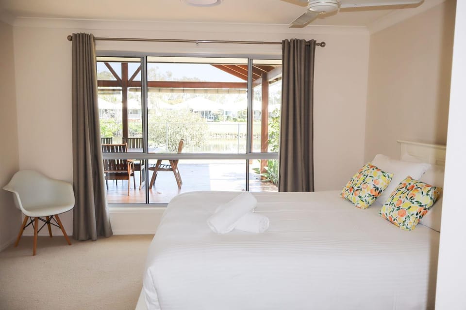 Oyster Cove Sunset - Canal Living - Stone Real Estate Yamba House in Yamba