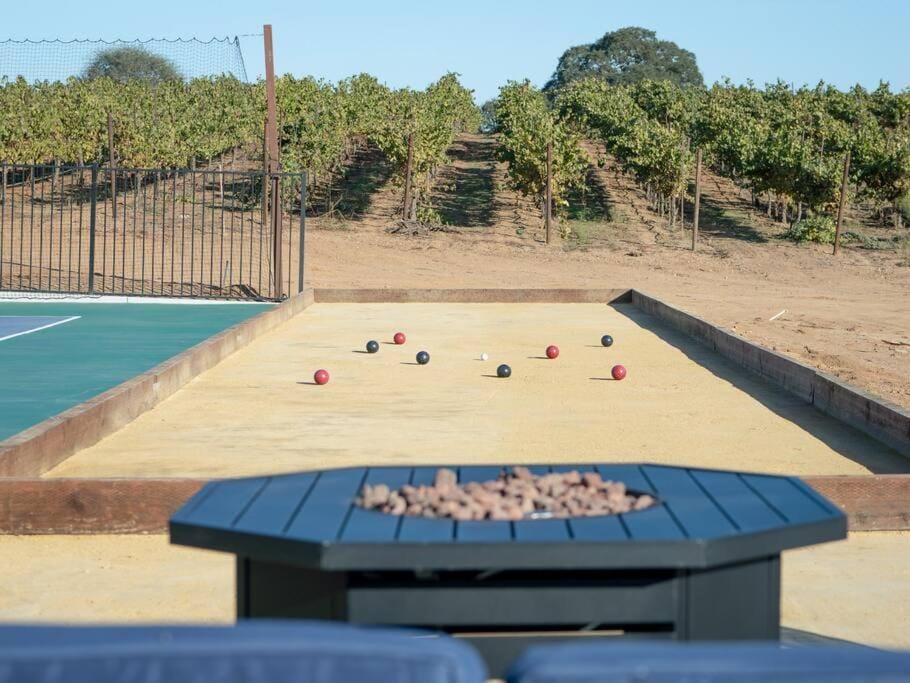 Luxury 4 Acre Estate - Pickleball, Pool, Hot Tub! Villa in Sierra Nevada