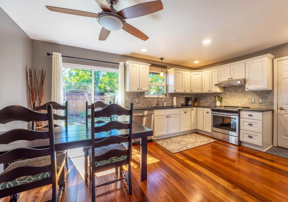 Devon Court home House in Hood River