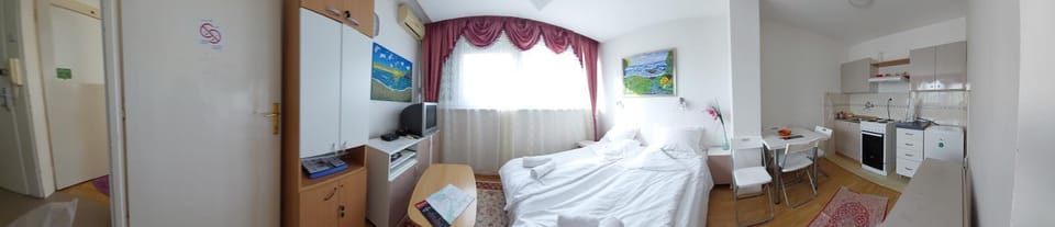 Bed, TV and multimedia, Photo of the whole room