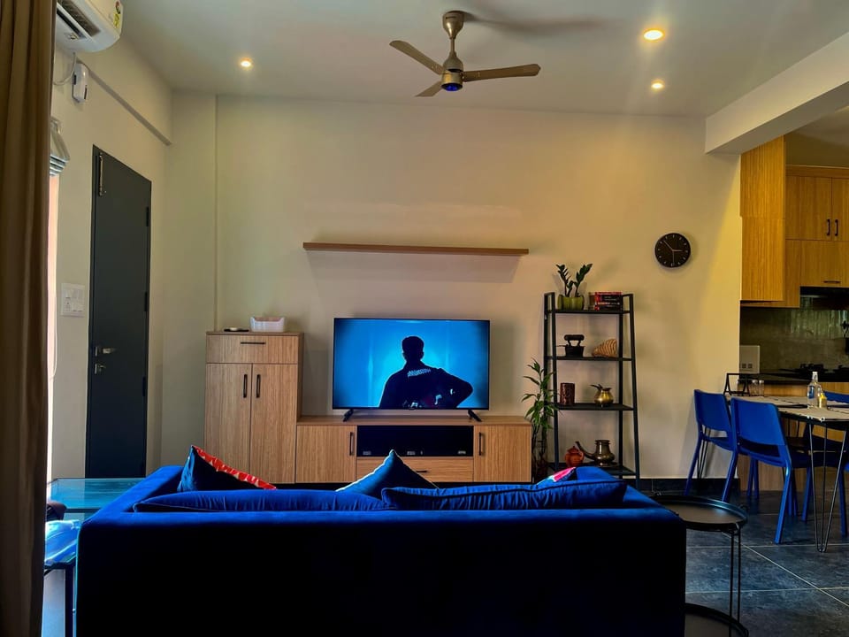 Communal lounge/ TV room, Bed, TV and multimedia, Living room, Seating area, Dining area, Bedroom, bunk bed